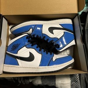 AIR JORDAN 1  MID in SIGNAL BLUE MEN’S SIZE 11